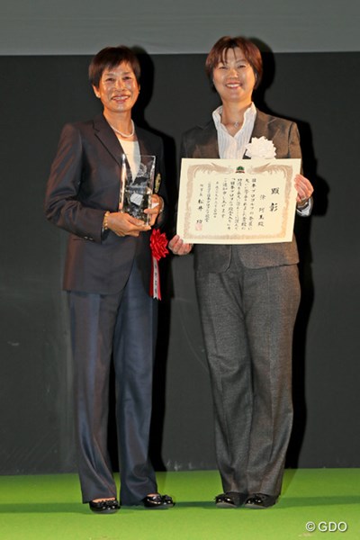 ゴルフ殿堂の顕彰式に出席したト阿玉。小林浩美LPGA会長から表彰状を受け取った