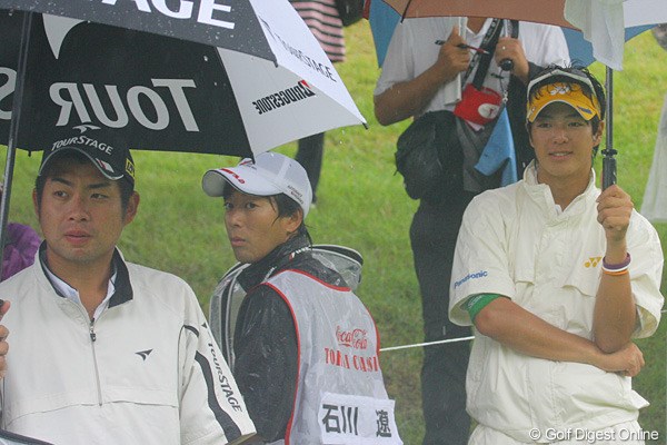 1度目の中断中、石川遼と池田勇太は立ったまま再開を待った