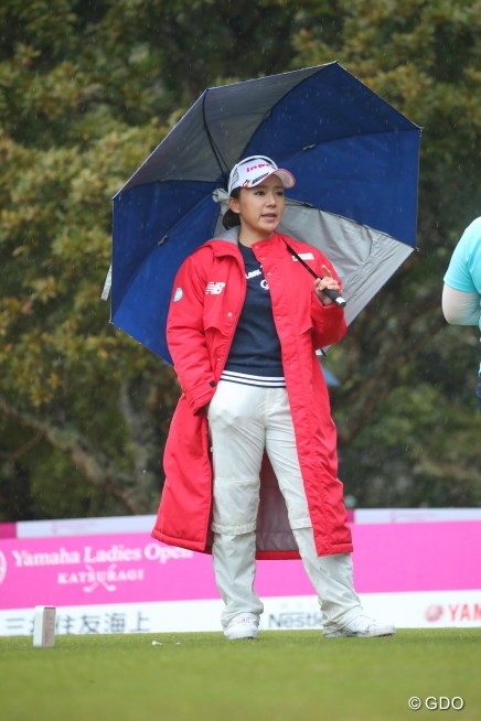 なかなか態度デカくみえるベンチコート 2017年 ヤマハレディースオープン葛城 2日目 有村智恵 フォトギャラリー Gdo