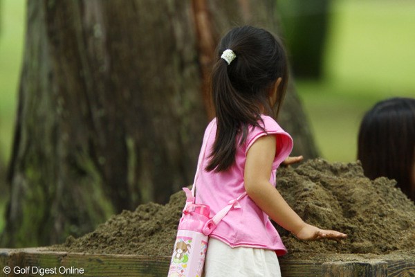 2009年 日本女子オープン3日目 ギャラリーの子供 「お山作って、トンネル作ってイイ？」目土箱も子供には立派なオモチャです。