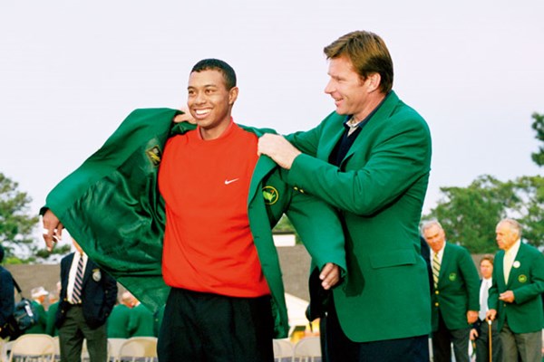 1997年のマスターズ。タイガー・ウッズは前年王者のニック・ファルドからグリーンジャケットを授かった（Getty Images/米ゴルフダイジェスト誌）