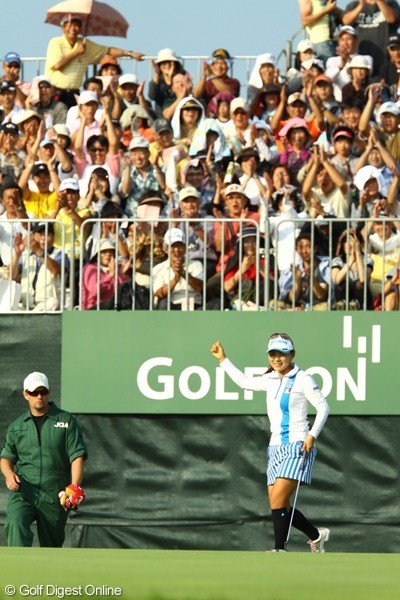 2009年 日本女子オープン最終日 横峯さくら 18番最終ホールバーディーでプレーオフへ。スタンドのギャラリーも大喜びです。