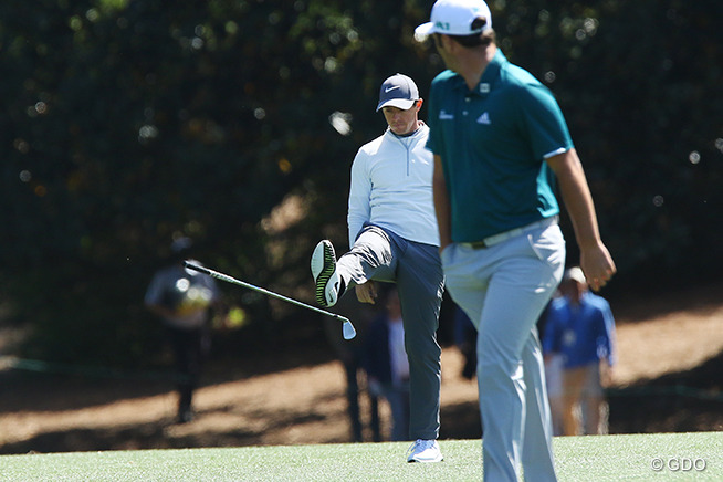 マキロイ今度はクラブを蹴った!?オーガスタ18番で瞬間激写