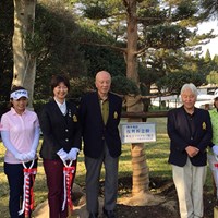 コースで復興祈念植樹を行った 2017年 KKT杯バンテリンレディスオープン 事前 一ノ瀬優希（写真左から2番目）、小林浩美LPGA会長（同3番目）、若林舞衣子（右から2番目）、横山倫子（右）