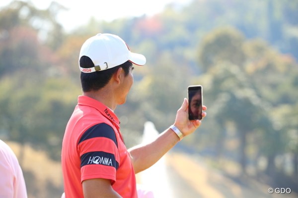 2017年 東建ホームメイトカップ 最終日 梁津萬 表彰式の様子を携帯でアップしていた梁津萬。