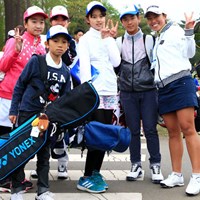 ジュニアレッスンの子供たちと記念撮影 2017年 パナソニックオープンゴルフチャンピオンシップ 3日目 中山三奈