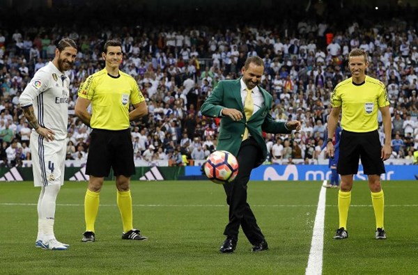 グリーンジャケットを着てクラシコで始球式を行ったセルヒオ・ガルシア (Angel Martinez/Real Madrid via Getty Images)