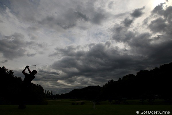 2009年 キヤノンオープン2日目 矢野東 日暮れが迫る中、ティーショットを放つ。  使用カメラ：Canon EOS-1D Mark Ⅲ