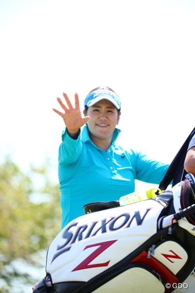 2017年 サイバーエージェント レディスゴルフトーナメント 初日 柳澤美冴 キャディバックがじゃまーる。