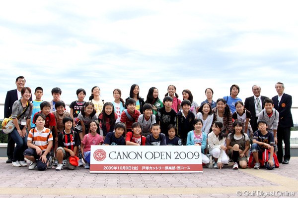 2009年 キヤノンオープン2日目 小学生が社会科見学 横浜市立緑園東小学校6年生の子供たち。社会科見学として、横浜市立緑園東小学校6年生の子供たち110人がコースを巡った
