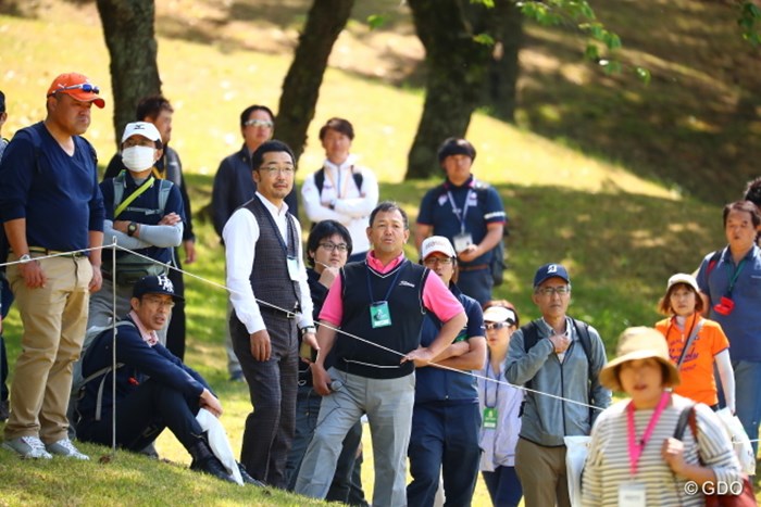 よく見るとタケ小山さんと上杉隆さん 2017年 サイバーエージェント レディスゴルフトーナメント 最終日 ギャラリー