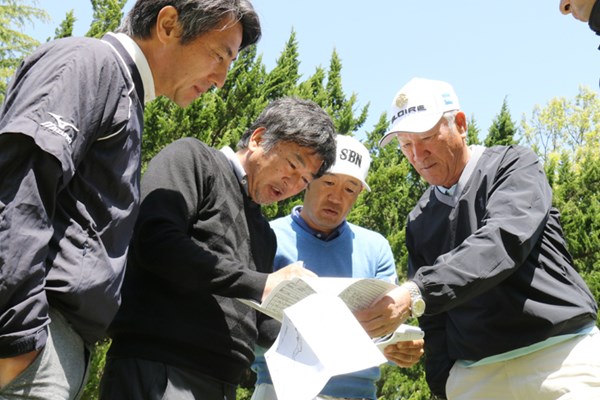 日本ゴルフツアー選手権に向け、会場となる宍戸ヒルズCCを視察する青木功会長たち（提供：JGTO）