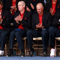 「エアジョーダン」を履いたマイケル・ジョーダン。開会式にコンバースを履いたL.グローバーはナイキのシューズを履いた 2009年 ザ・プレジデンツカップ最終日 閉会式