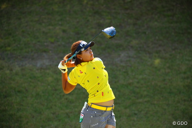 鈴木愛が連覇＆2週連続Vへ首位浮上 イ・ボミ16位