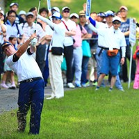 17番右に曲げたバーンズこのショットもミスショット 2017年 関西オープンゴルフ選手権競技 最終日 K.バーンズ