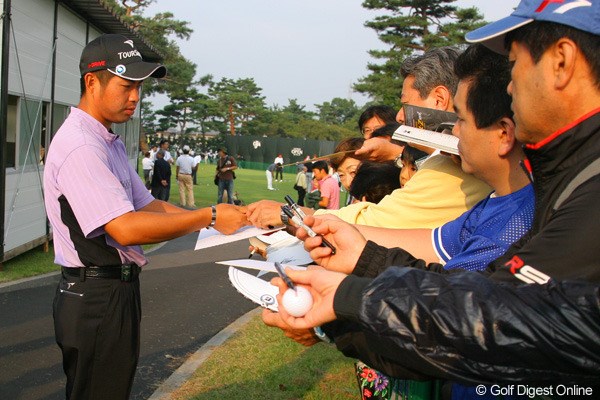 2009年 日本オープンゴルフ選手権競技 事前 池田勇太 練習ラウンド後、多くのファンからのサインの要請に応える池田勇太