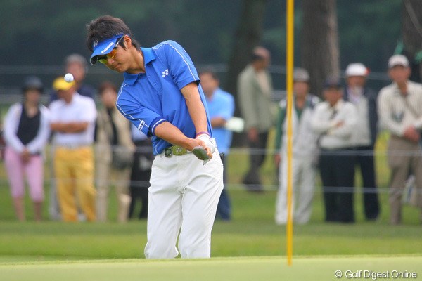 2009年 日本オープンゴルフ選手権競技 事前 石川遼 ギャラリーが見つめる練習ランドでロブショットの練習を繰り返す石川遼