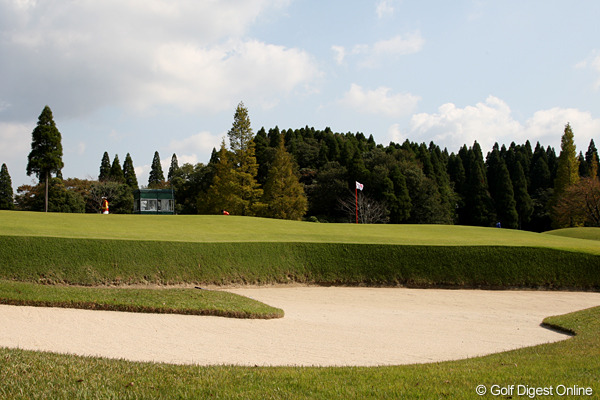 奈落の底へ突き落とす、18番の崖状バンカー 【国内女子ツアー LPGA