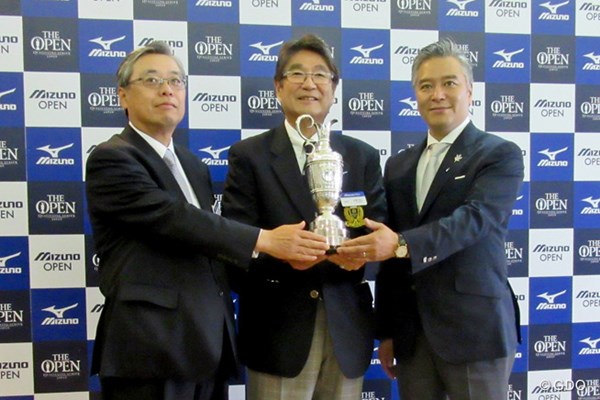 「ミズノオープン」は2018年から3年間、茨城県で開催へ。水野明人ミズノ社長（中央）が発表した