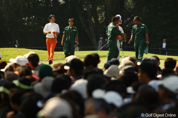 2009年 日本オープンゴルフ選手権競技 2日目 石川遼 平日にも関わらず、ギャラリー数は8,389人！大半のギャラリーのお目当ては、もちろん遼くん。ロープ際はまるで朝の通勤ラッシュ並みに鮨詰めです