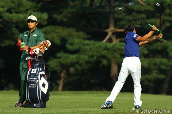 2009年 日本オープンゴルフ選手権競技 2日目 片山晋呉 両手に1本ずつクラブを持ってスイングチェック。本当にどこまでもゴルフに対してストイックです