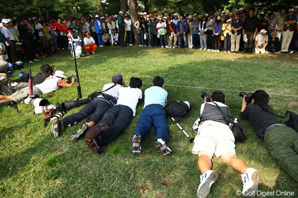 2009年 日本オープンゴルフ選手権競技 2日目 石川遼 遼くんがトラブルに見舞われると、カメラマンはうつ伏せでお祈りの時間です