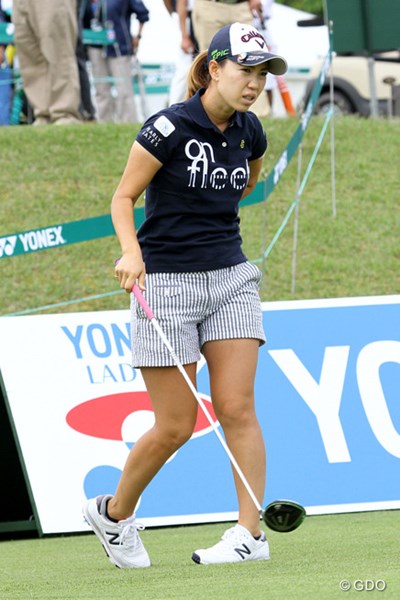 2017年 ヨネックスレディスゴルフトーナメント 事前 上田桃子 素振りをして表情をゆがめる上田桃子。最初のティショット後に棄権を表明した
