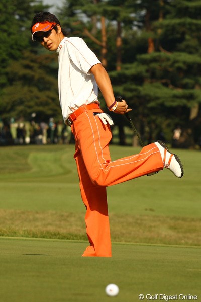 2009年 日本オープンゴルフ選手権競技 2日目 石川遼 ストレッチしてる訳ではないんです。パターが入らないんですよねぇ。明日からの巻き返しにファンは期待してます
