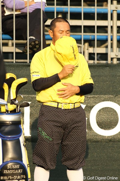 2009年 日本オープンゴルフ選手権競技 2日目 すし石垣 スタート前にお祈りする？？すし石垣。祈りが通じたのかパープレーで決勝ラウンドへ