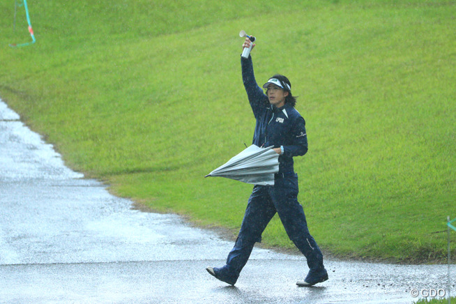 雷雲が湧いては消え…女子ゴルフは2回目の中断
