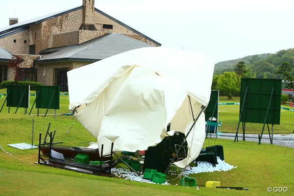 2017年 ヨネックスレディスゴルフトーナメント 初日 仮設テント 倒壊した仮設テント。午前中をピークに強風が襲った