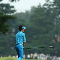 「たまには、クラブじゃなくて、バンカーレーキで打ってみるかぁ・・・」 2009年 日本オープンゴルフ選手権競技 3日目 石川遼 バンカーレーキ