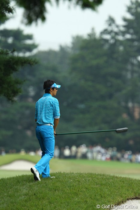 「たまには、クラブじゃなくて、バンカーレーキで打ってみるかぁ・・・」 2009年 日本オープンゴルフ選手権競技 3日目 石川遼 バンカーレーキ