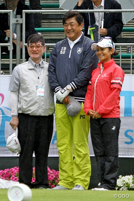 宮里藍（右）はプロアマ戦で世界的指揮者の佐渡裕（中）さんとプレーした。左は宮里の父、優さん 2017年 サントリーレディスオープンゴルフトーナメント 事前 宮里藍