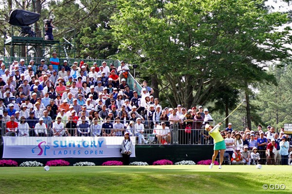 2017年 サントリーレディスオープンゴルフトーナメント 3日目 宮里藍 大勢のギャラリーが見守る中、宮里藍が3日目のラウンドをスタート！