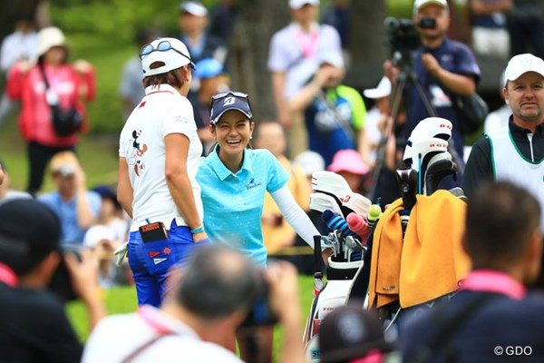 2017年 サントリーレディスオープンゴルフトーナメント 最終日 宮里藍 同組の成田美寿々選手と談笑