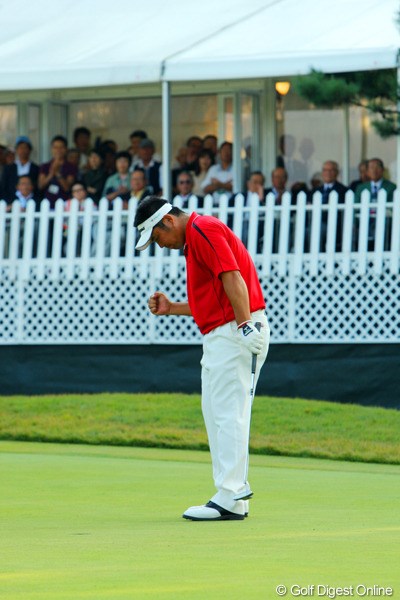 2009年 日本オープンゴルフ選手権競技 最終日 小田龍一 72ホール目、値千金のバーディ奪取の小田龍一。この後プレーオフを制し念願の初優勝