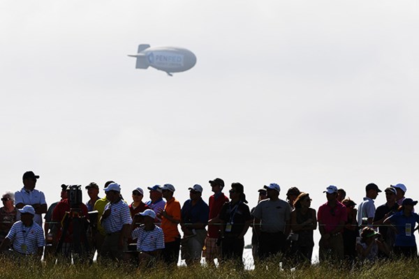 「全米オープン」会場付近を飛んでいた飛行船。この後、墜落した(Ross Kinnaird/Getty Images)