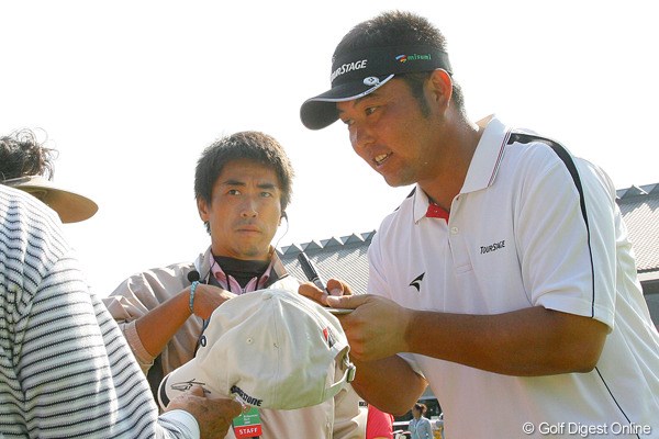 2009年 ブリヂストンオープンゴルフトーナメント 小田龍一 事前 長いサインの列に、戸惑いながら対応していた小田龍一