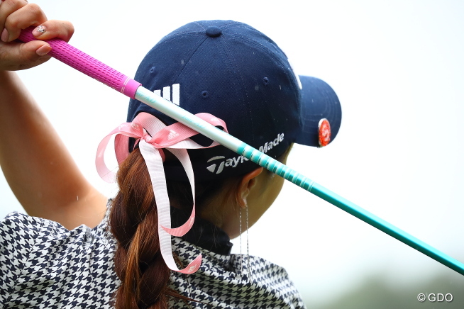 最終日はチェック柄のレインウェア アン・シネはパー発進【国内女子ツアー LPGA】｜GDO ゴルフダイジェスト・オンライン