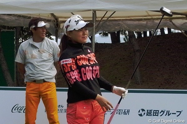 サンテレビのゴルフ番組でコースを知り尽くすタレントの宮本和知氏とラウンドした横峯さくら