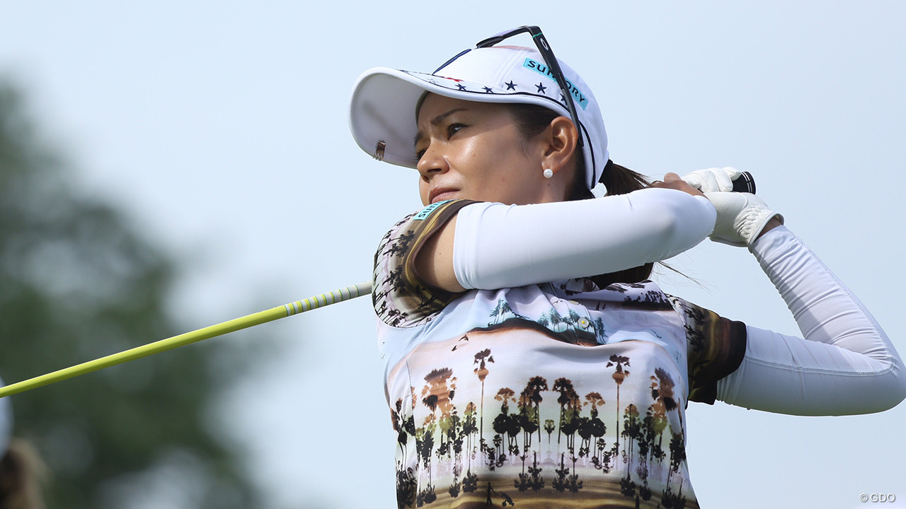 宮里藍は1オーバー暫定61位 雷雲接近で順延