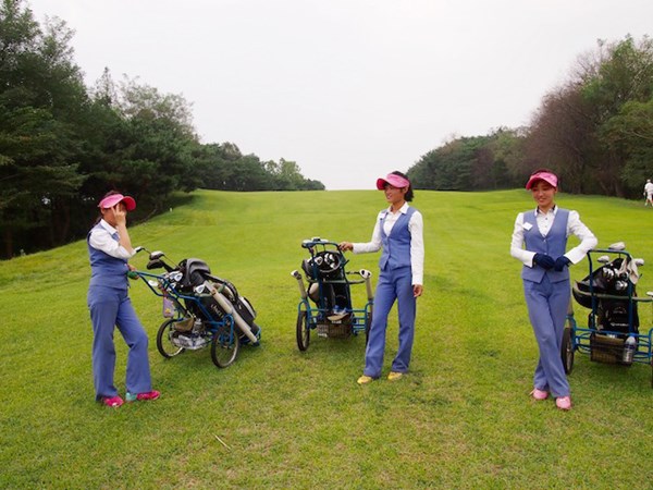 平壌ゴルフ場 キャディ 綺麗な制服に身を包んだ平壌ゴルフ場のキャディたち。仕事も熱心だったという（マキネン氏提供）