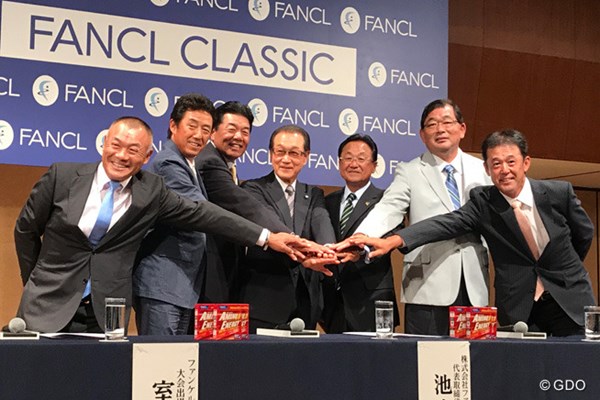 （左から）崎山武志、芹澤信雄、室田淳、池森賢二大会会長、倉本昌弘PGA会長、中嶋常幸、鈴木亨