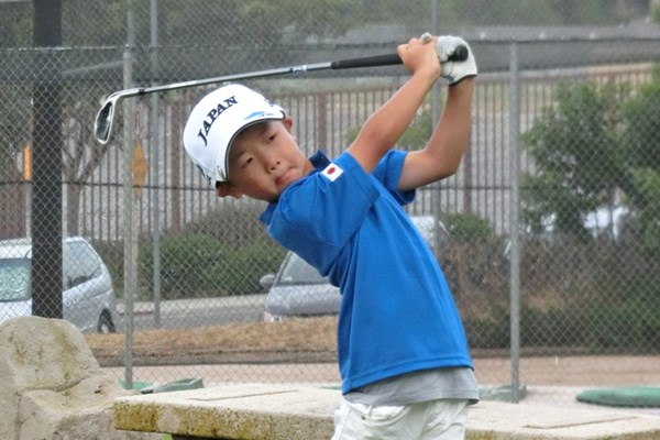 男子6歳以下の部で初日3オーバーとして首位発進を決めた須藤樹 ※画像提供：国際ジュニアゴルフ育成協会