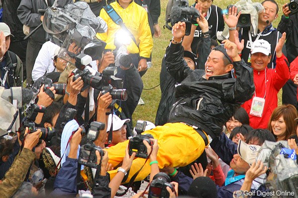 池田勇太／ブリヂストンオープン最終日 水を大量にかけられる手荒い祝福を受けたあと、歓喜の胴上げ！