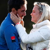 妻と抱き合って喜ぶラファ・カブレラベロー (Gregory Shamus/Getty Images) 2017年 アバディーンアセットマネジメント スコットランドオープン 最終日 ラファ・カブレラベロー