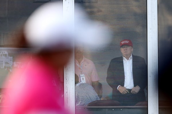 スカイボックスと呼ばれる特別室で試合を観戦したトランプ米大統領 (Elsa/Getty Images)