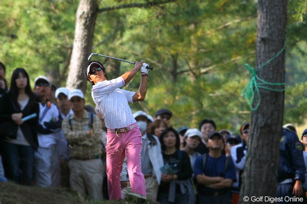 15番でリカバリーショットを放つ石川遼。ドライバーを曲げても、ボギーは叩かない粘り強いゴルフを見せた
