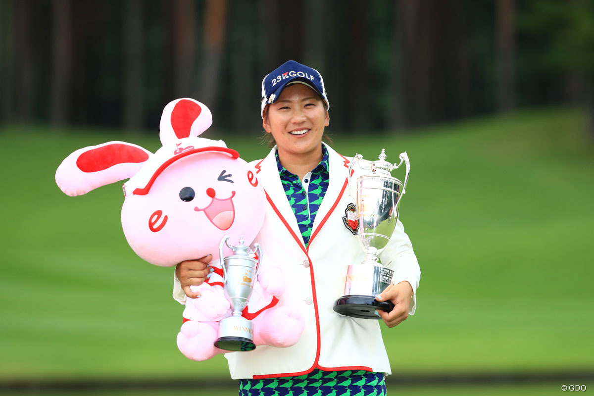 成田美寿々が2季ぶり8勝目 4打差で逃げ切り